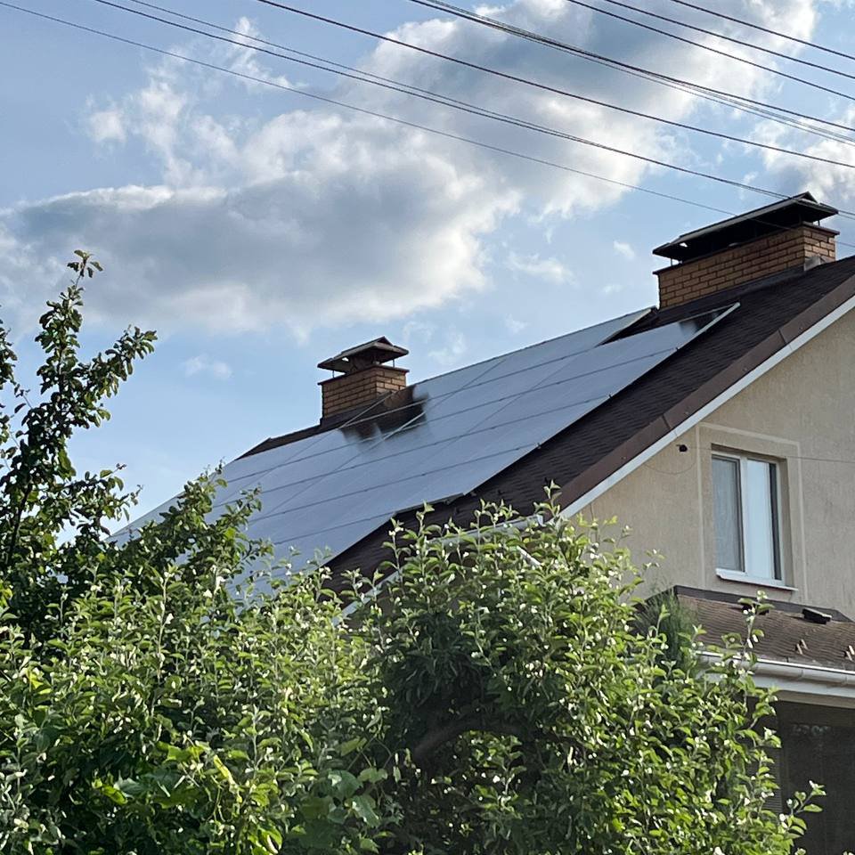 Сучасний будинок з сонячними панелями